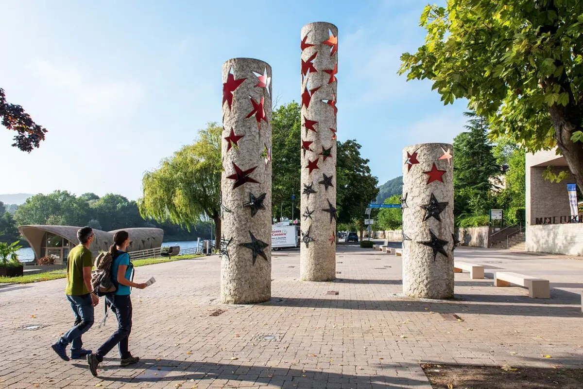 two persons walking up to museum on sunny day
