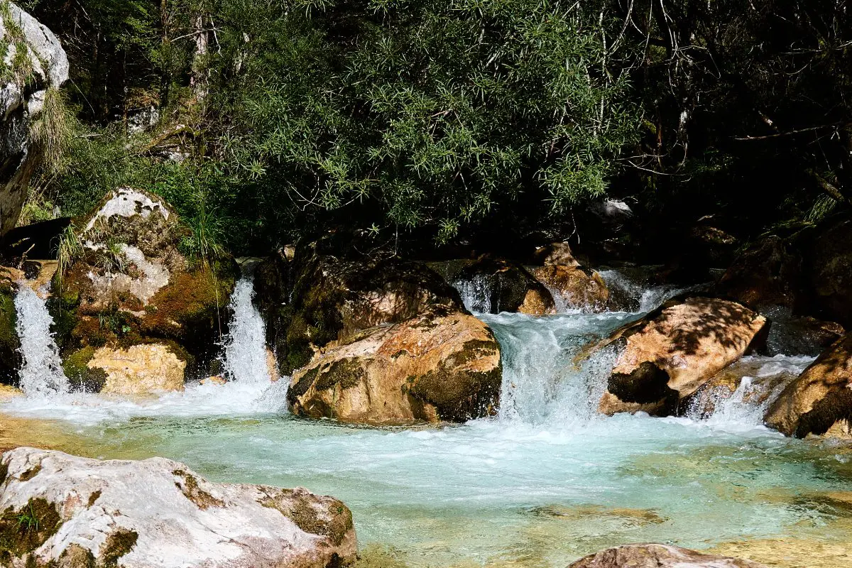 Small waterfalls that lead to a clear natural pool