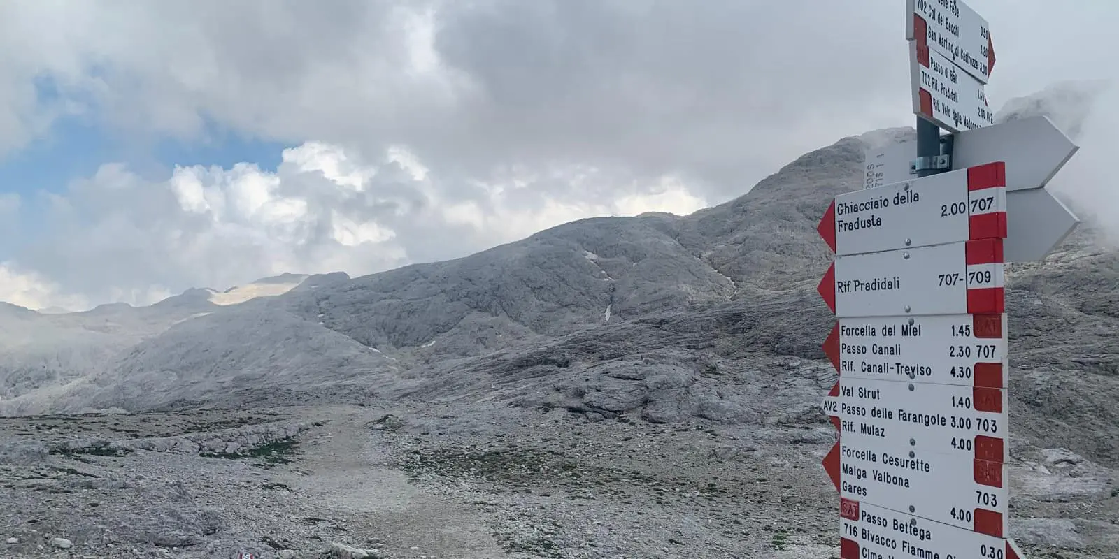 trail sign at the palaronda trek in dolomites