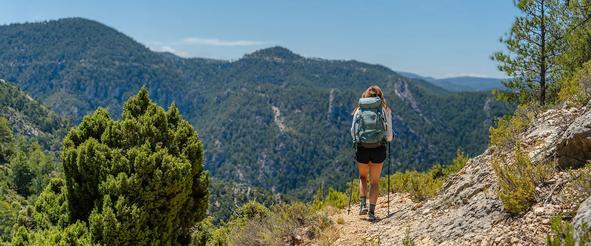 women hiking on the Estels del Sud