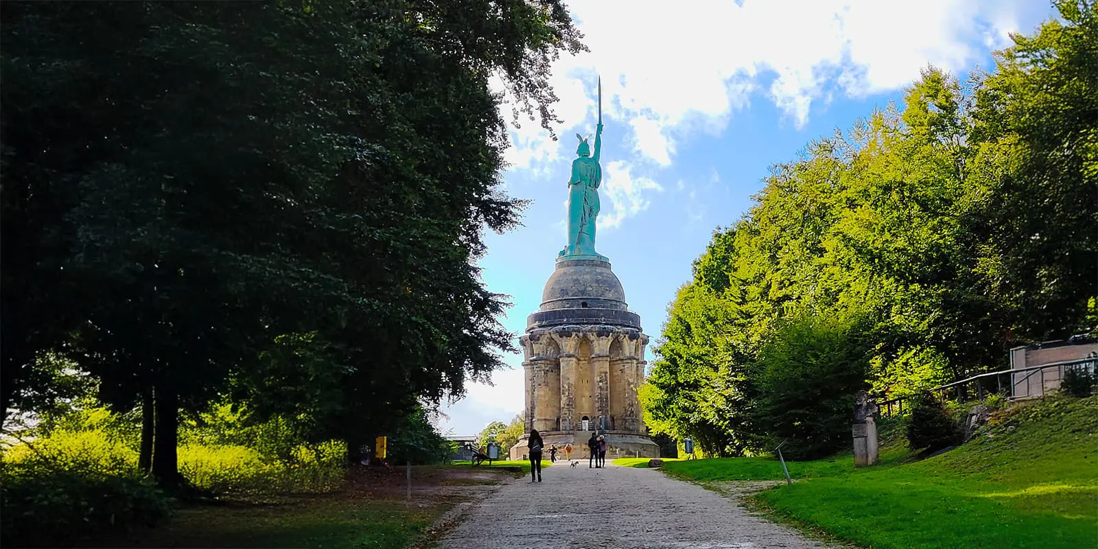 Hermannsweg, wide path leading up to monument