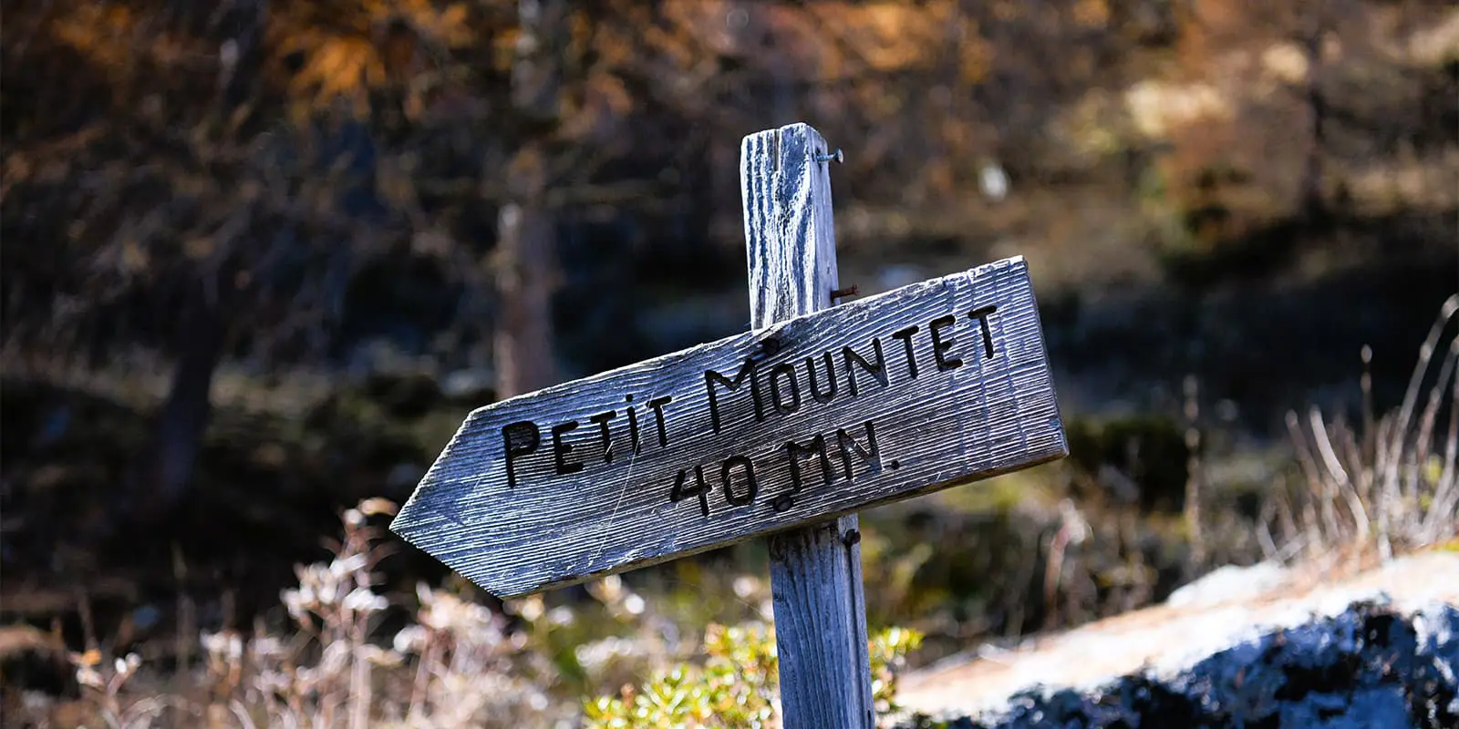 wooden sign towards Petit Mountet hut