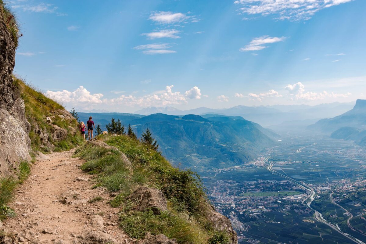 Two women hiking the Meraner Höhenweg (Alta Via di Merano)