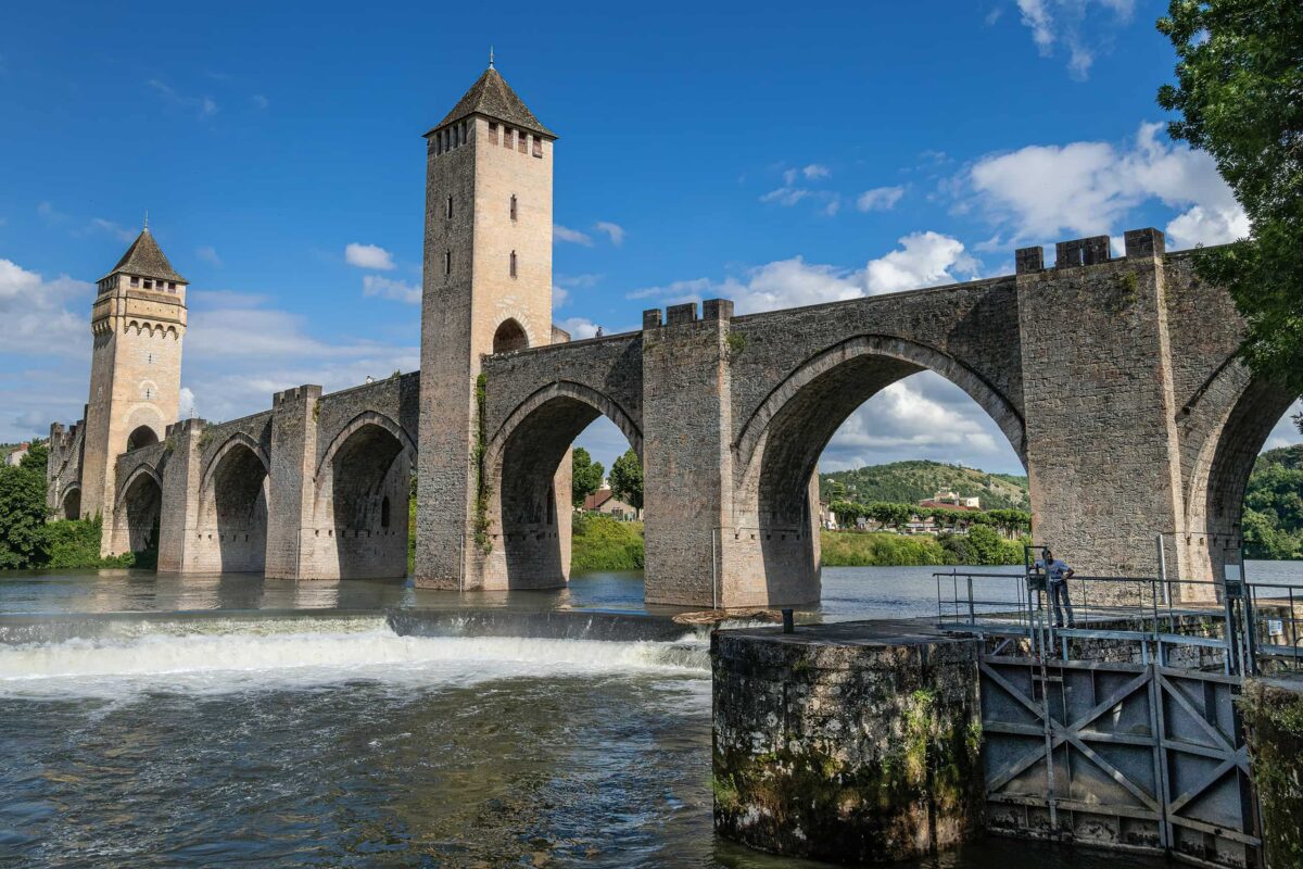 Fortified bridge built in the 14th century crossing the Lot to the west of Cahors. Located on the Via Podiensis which today leads pilgrims to Santiago de Compostela