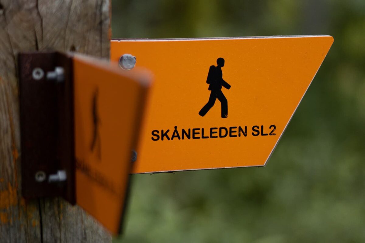 way sign of hiking trail