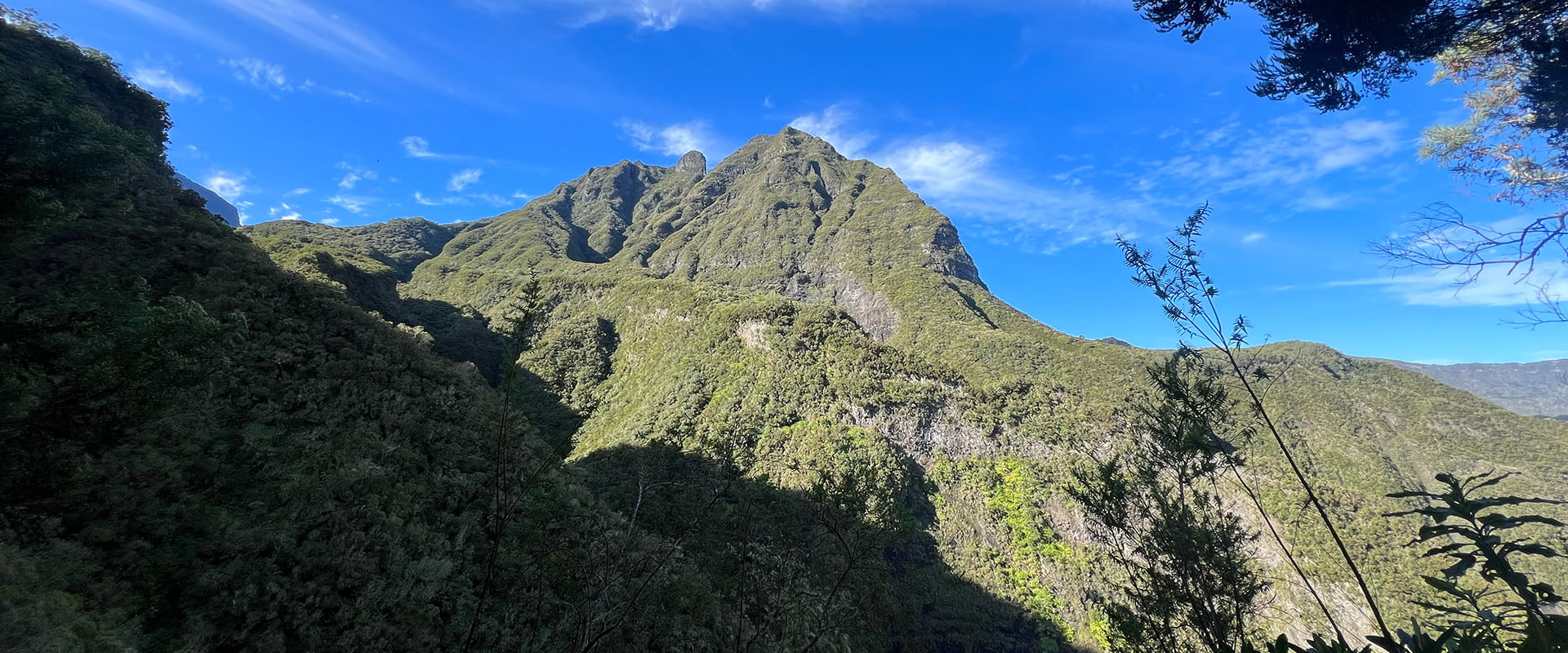 green mountain range on the island of Réunion