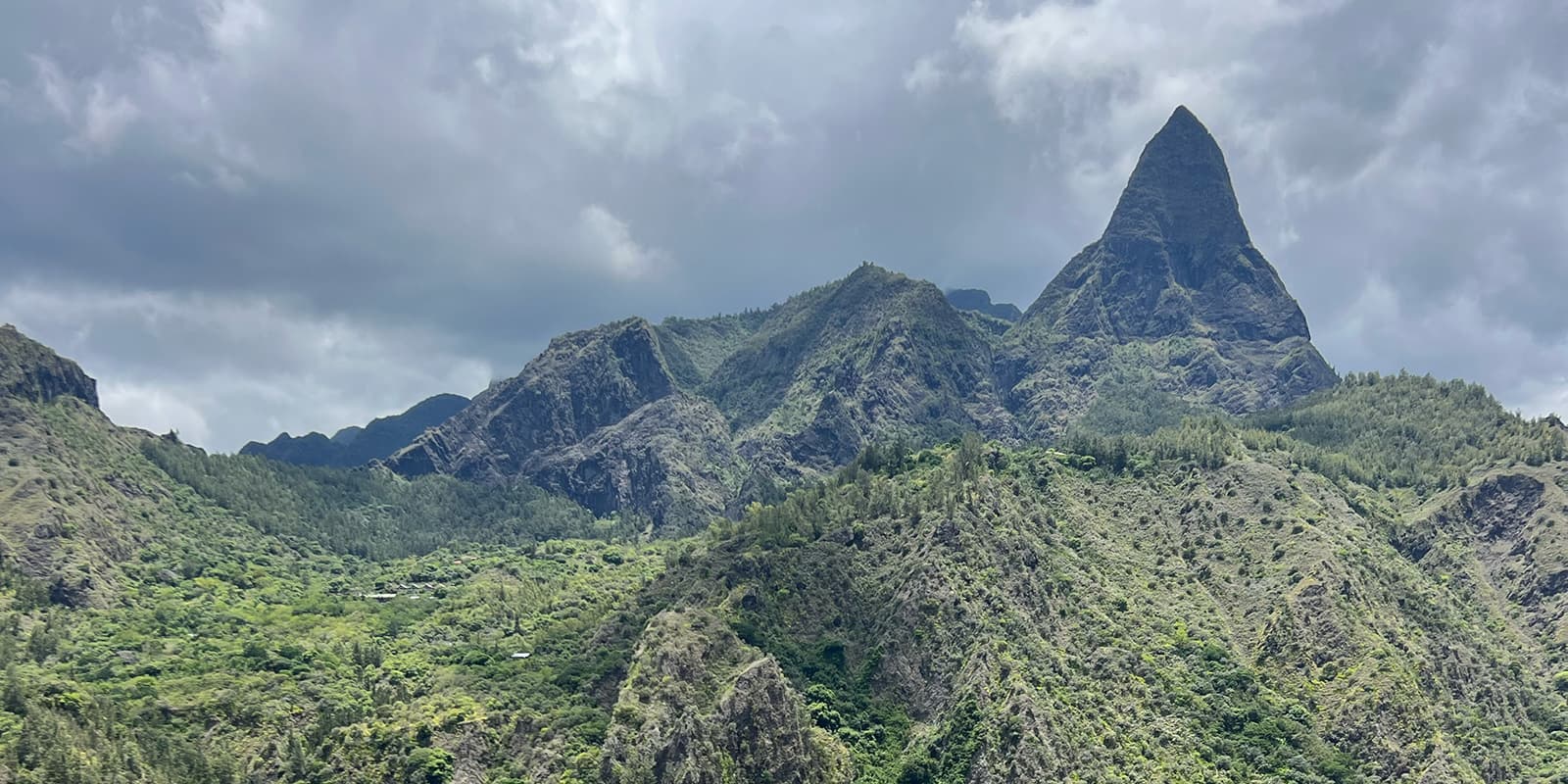 green mountain range on the island of Réunion