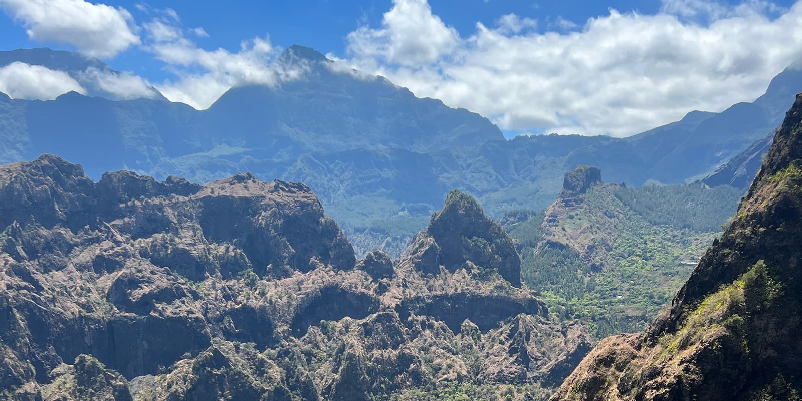 green mountain range on the island of Réunion