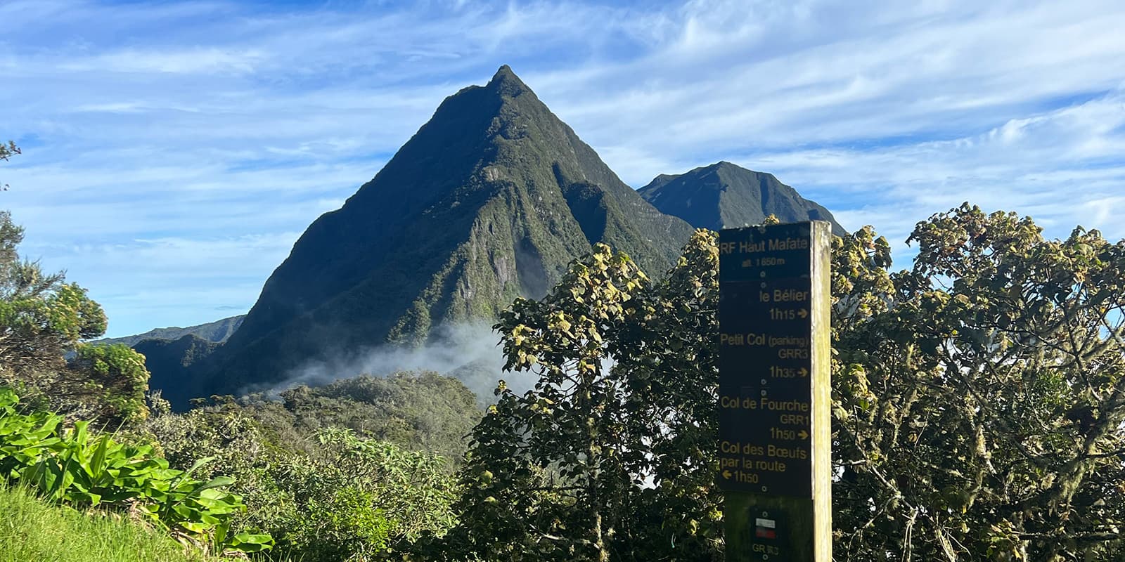 trail sign of the GRR3 with mountains in background