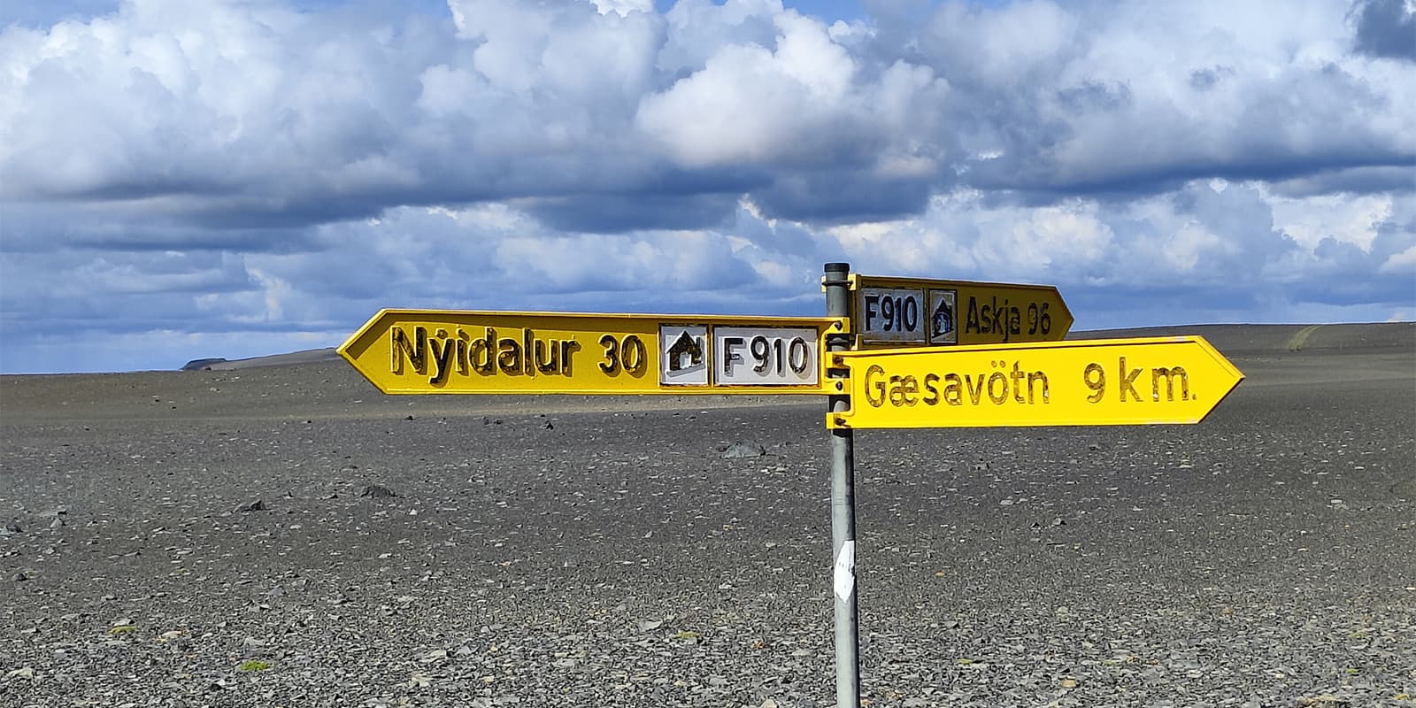 yellow waymarking in iceland