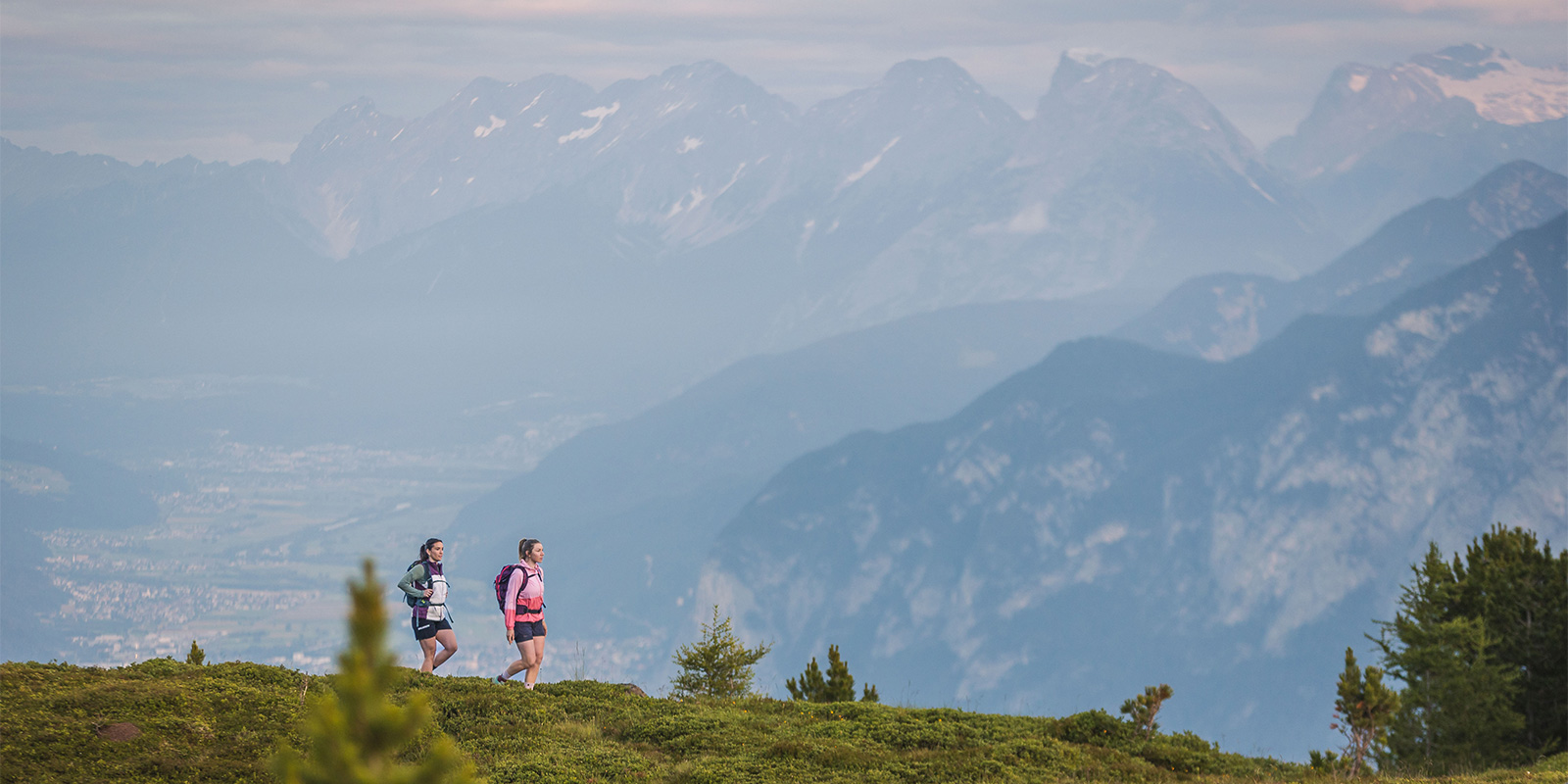 two women hiking on the Adlerweg in Tyrol