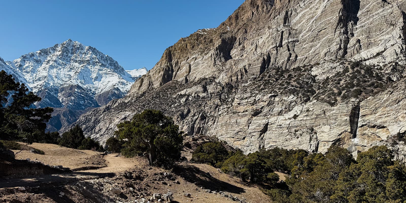 dirt road in the mountains of Nepal on the Nar Phu Valley trek