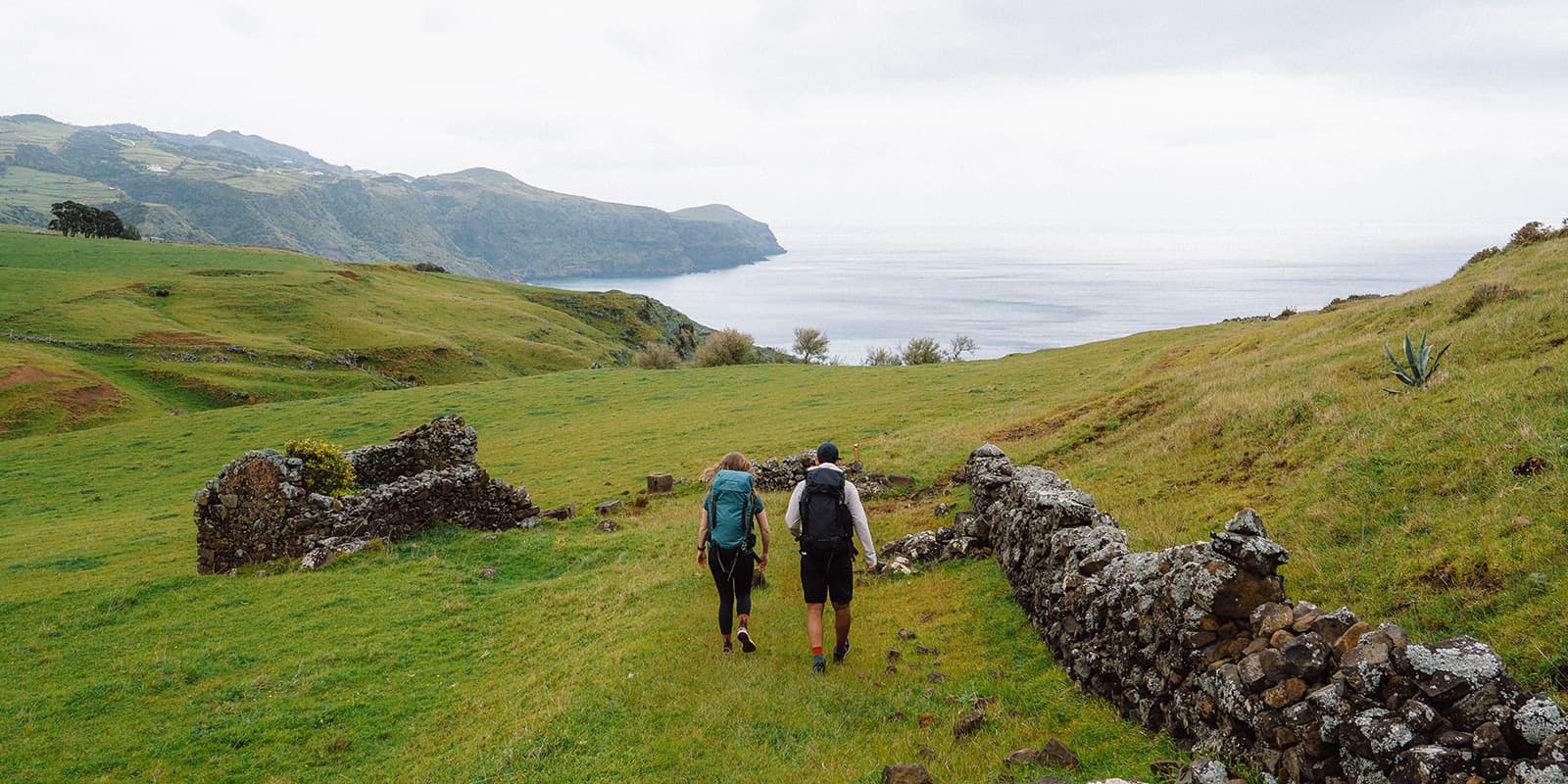 couple hiking on the GR01 Santa Maria